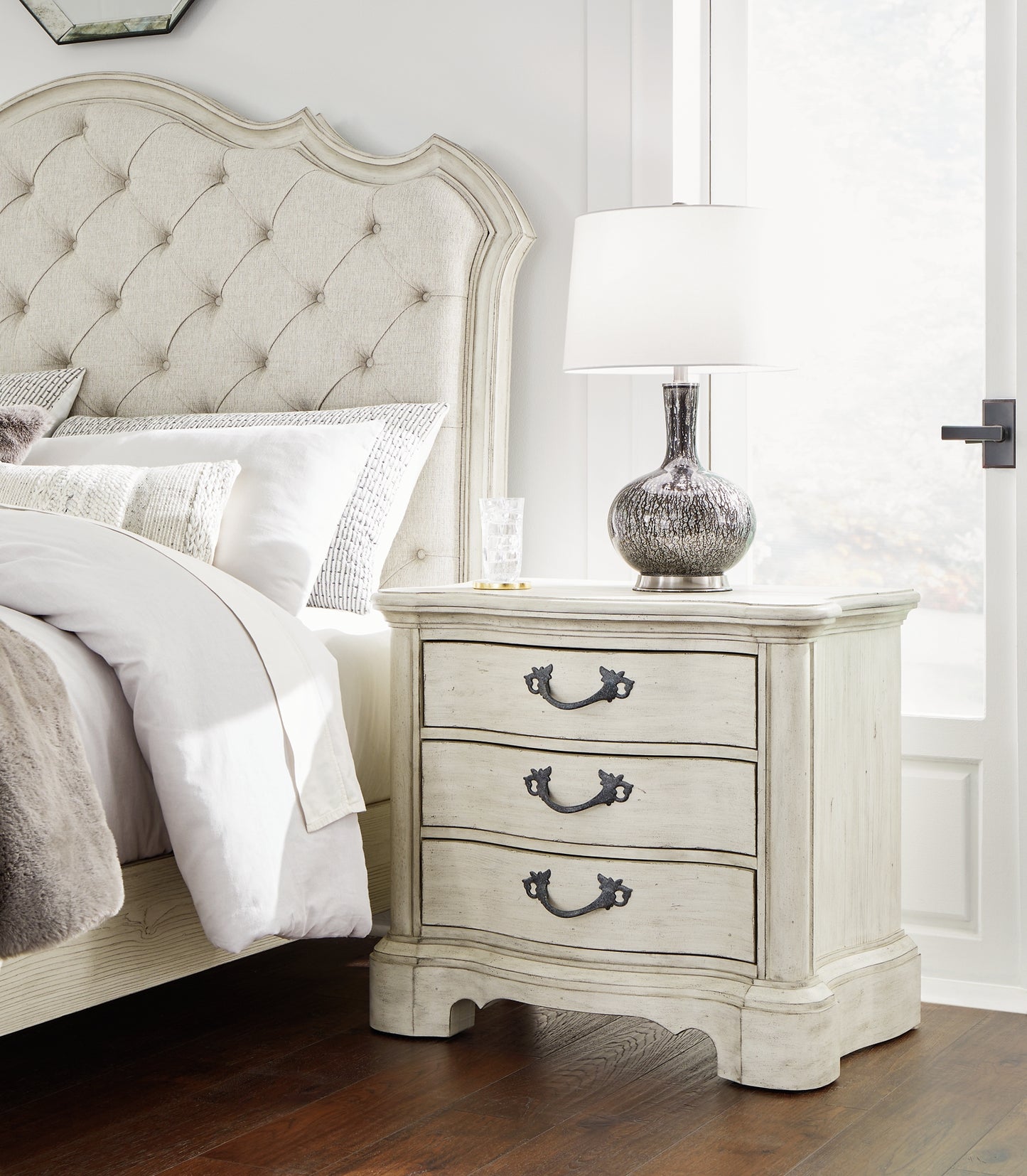 Arlendyne King Upholstered Bed with Mirrored Dresser, Chest and 2 Nightstands